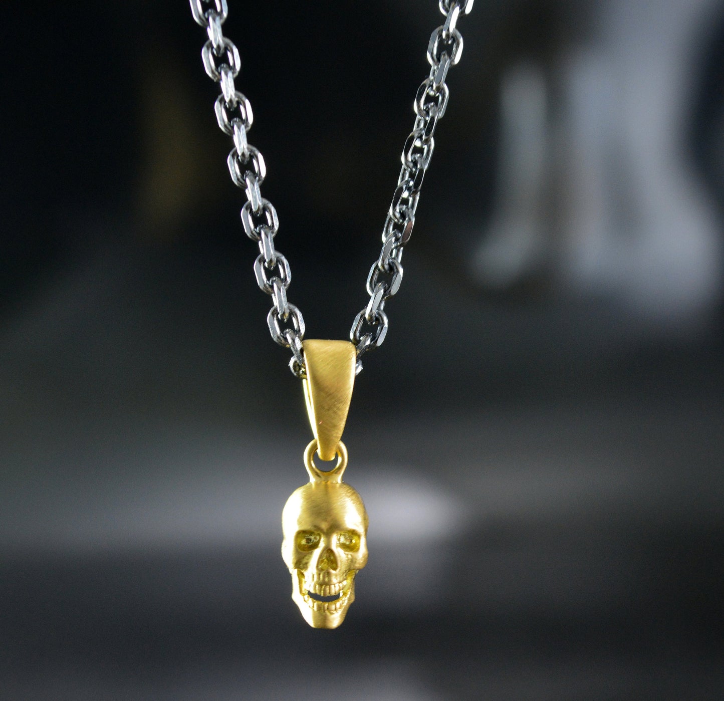 Colgante calavera sonriente de oro, Craneo humano realista hecho a mano en oro de 10k, 14k o 18k