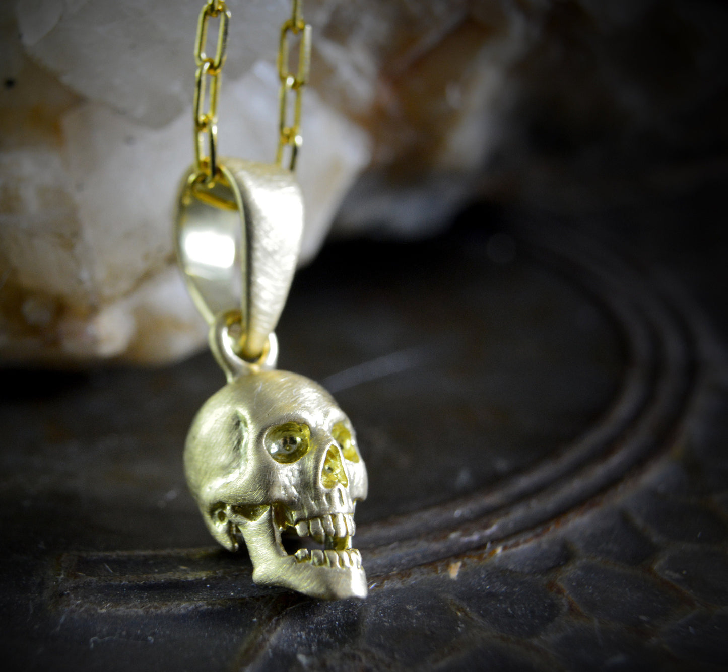 Colgante calavera sonriente de oro, Craneo humano realista hecho a mano en oro de 10k, 14k o 18k