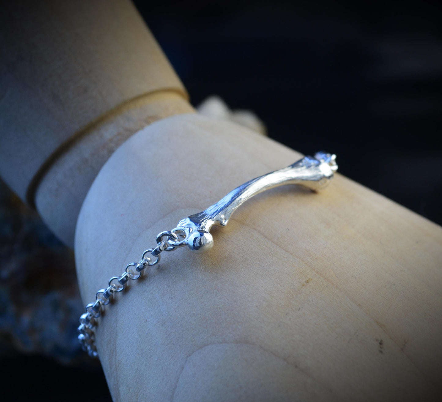 Pulsera de plata con fémur pequeño con cadena rolo