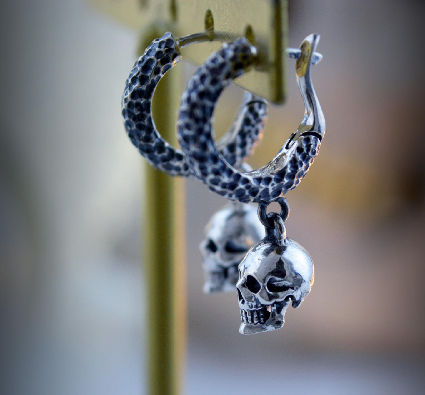 Aros de plata martillada con mini calavera. Joyería gótica y alternativa, hecha a mano. Perfectos para Halloween o diario.