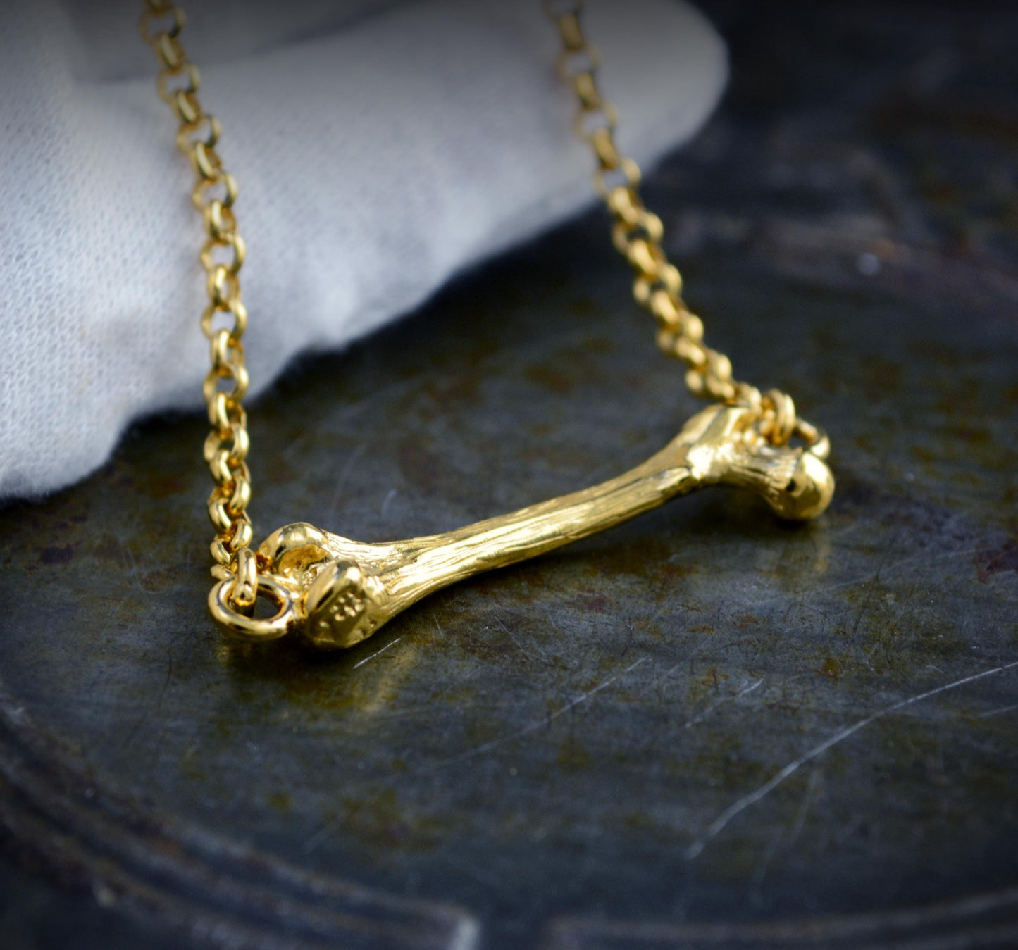 Pulsera de plata con fémur pequeño con cadena rolo