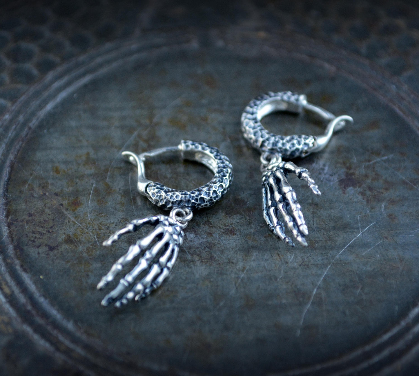 Aro con mano esqueleto en plata de ley 925 | Pendiente gótico unisex, joyería alternativa hecha a mano