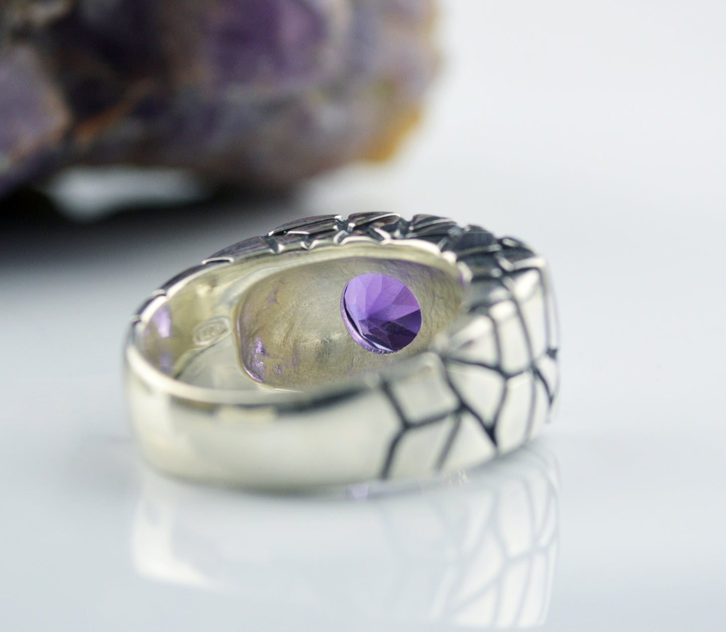 Anillo de sello cuadrado de plata con texturas agrietadas y una piedra natural