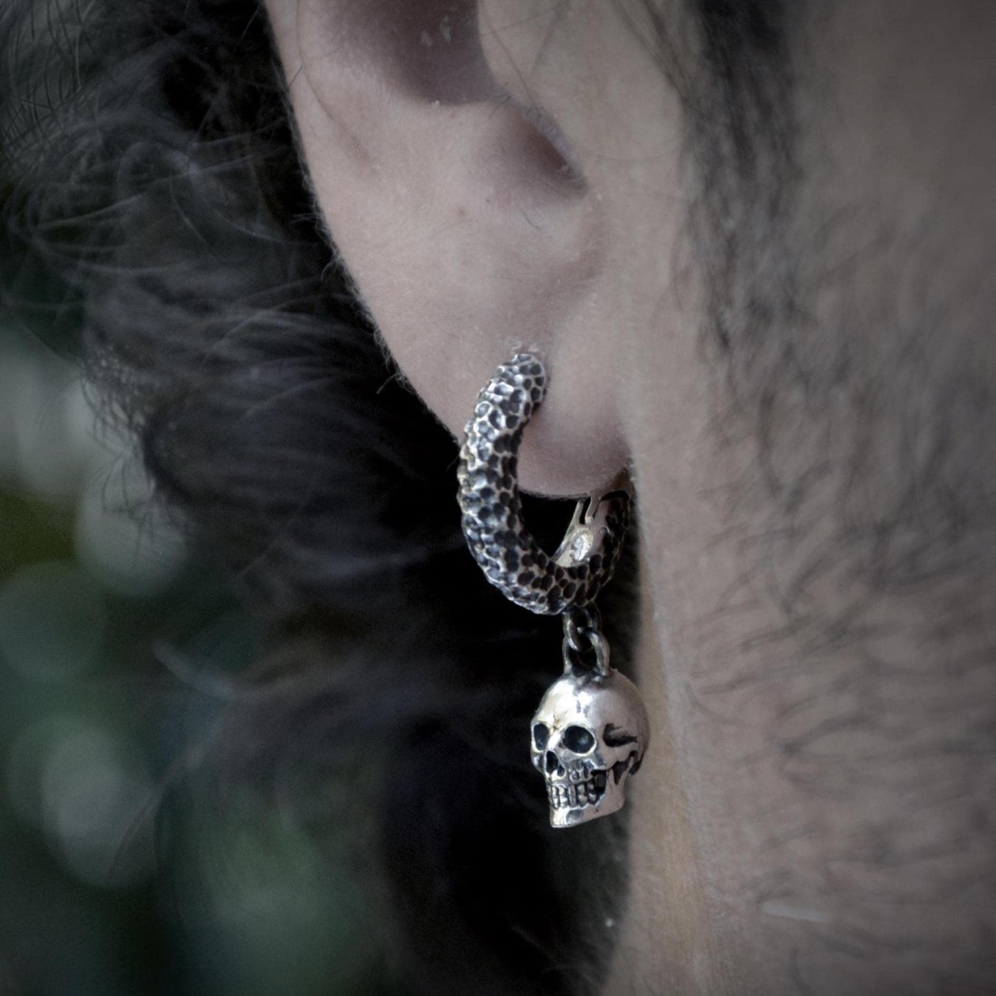 Aros de plata martillada con mini calavera. Joyería gótica y alternativa, hecha a mano. Perfectos para Halloween o diario.
