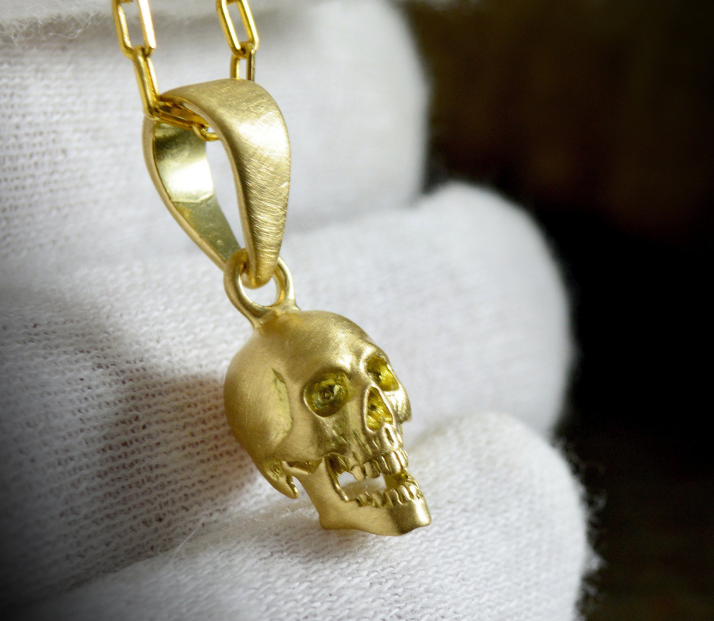 Colgante calavera sonriente de oro, Craneo humano realista hecho a mano en oro de 10k, 14k o 18k
