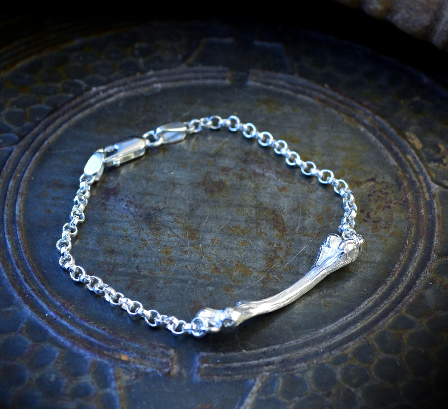 Pulsera de plata con fémur pequeño con cadena rolo