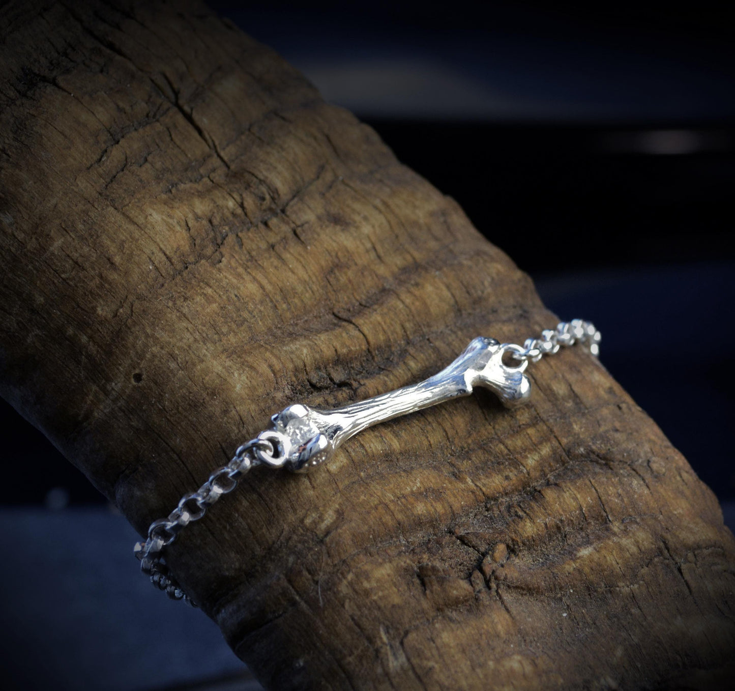 Pulsera de plata con fémur pequeño con cadena rolo