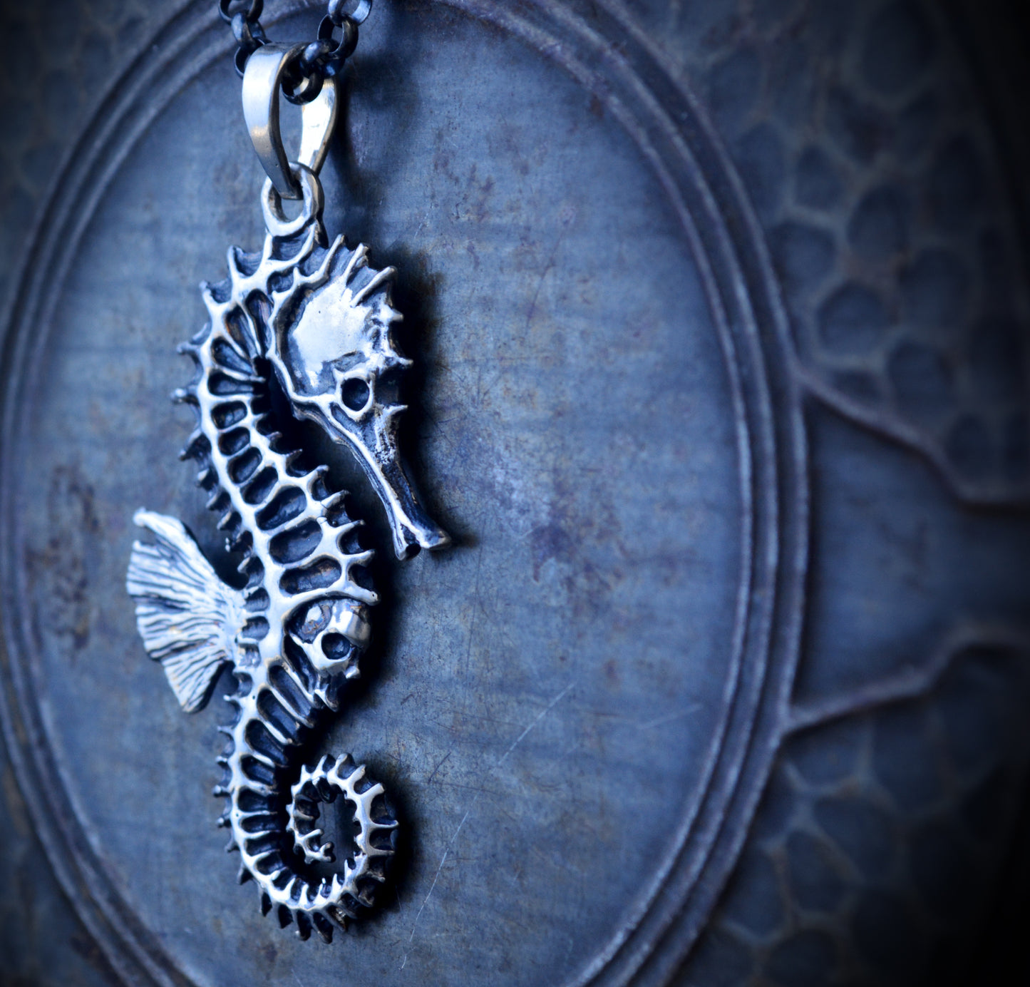 Colgante Caballito de Mar con Calavera, Joyas de Océano en Plata de Ley Hechas a Mano, Texturas Oxidadas, Colgante Tótem Único