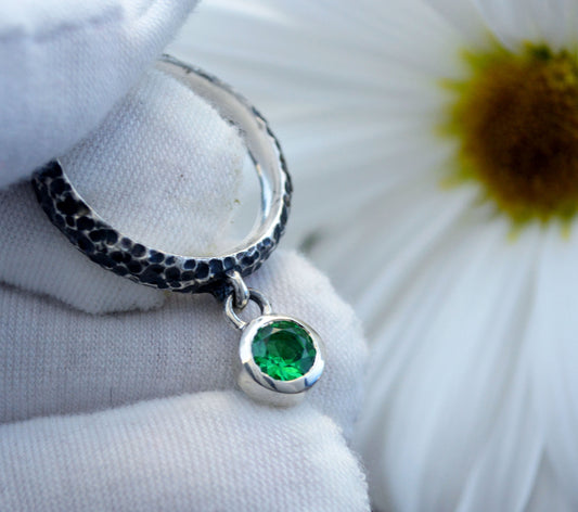 Gota Viva – Anillo de plata martillada con piedra colgante