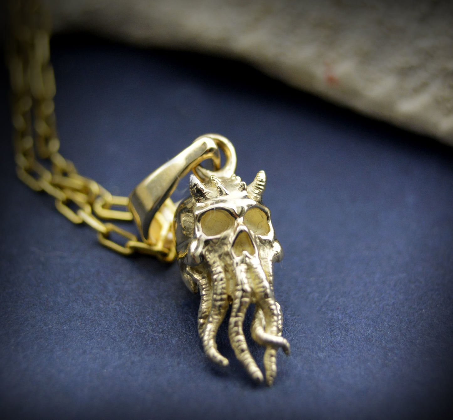 Colgante pequeño de Cthulhu en oro de 10k, 14k y 18k - Calavera con tentáculos - Joyería gótica - Regalo de joyería genial 5 de 5 estrellas