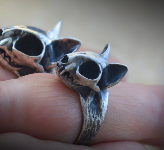 Anillo cráneo de gato pequeño, Cráneo felino pequeño hecho a mano en plata de ley