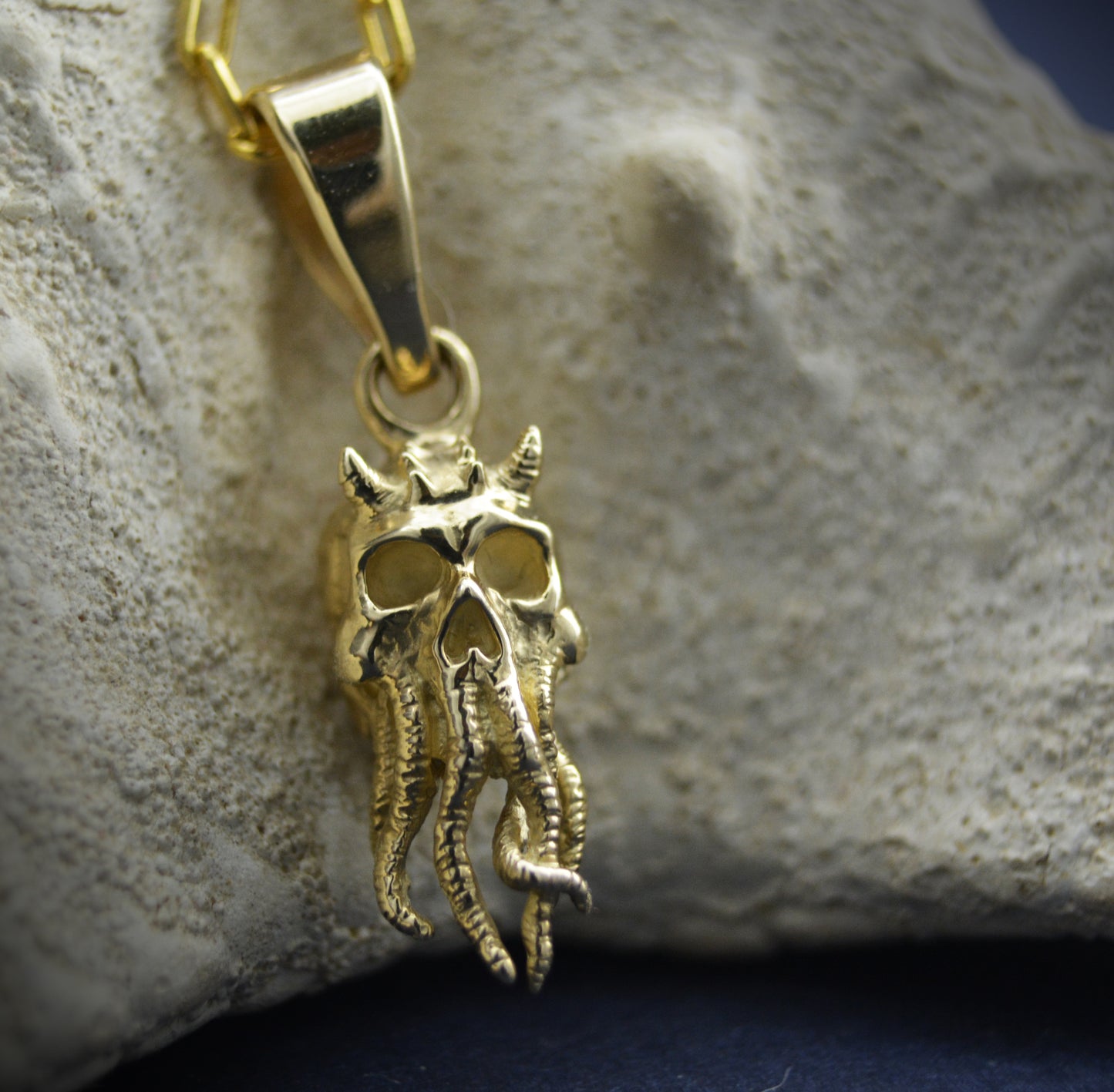 Colgante pequeño de Cthulhu en oro de 10k, 14k y 18k - Calavera con tentáculos - Joyería gótica - Regalo de joyería genial 5 de 5 estrellas