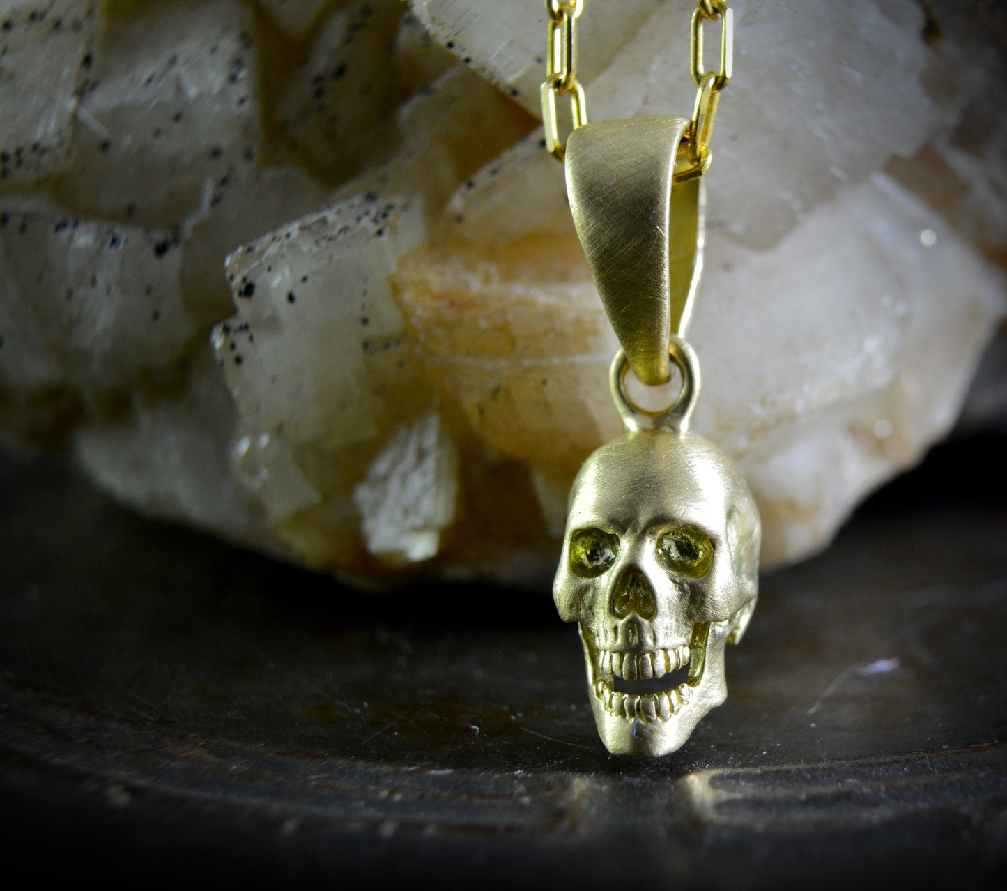 Colgante calavera sonriente de oro, Craneo humano realista hecho a mano en oro de 10k, 14k o 18k