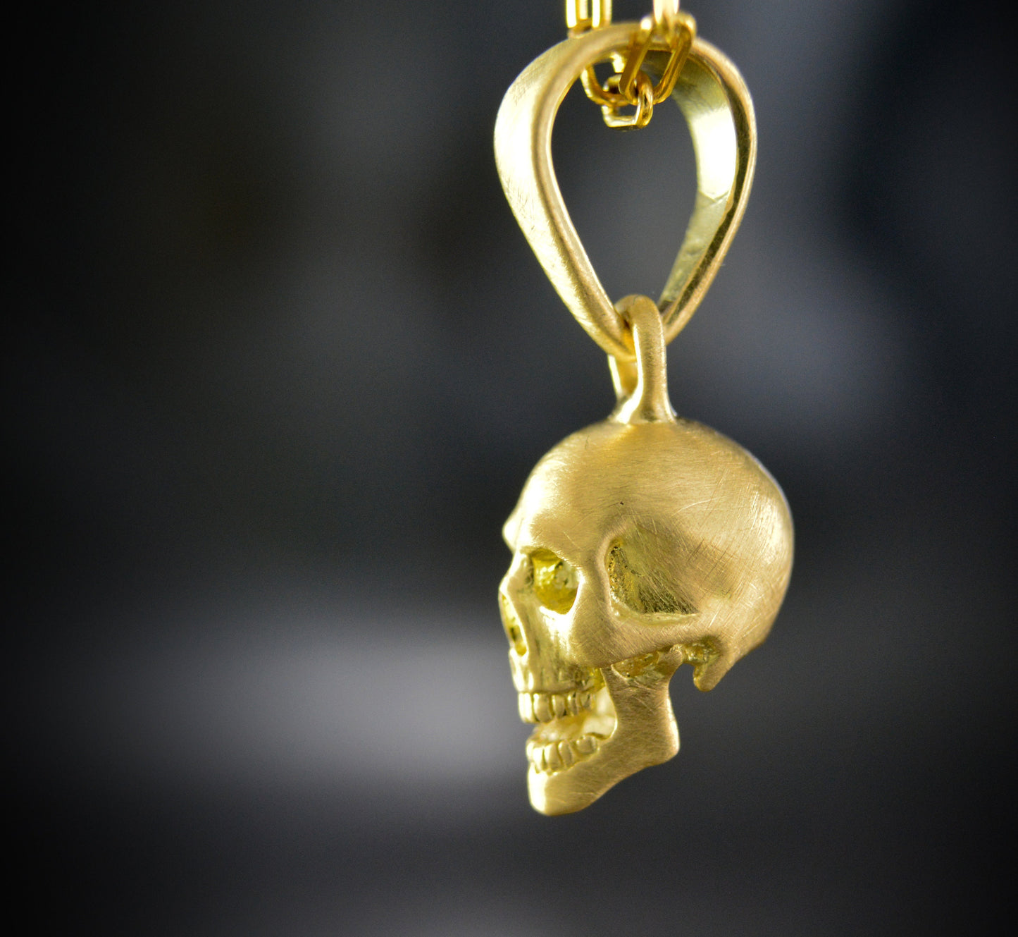Colgante calavera sonriente de oro, Craneo humano realista hecho a mano en oro de 10k, 14k o 18k