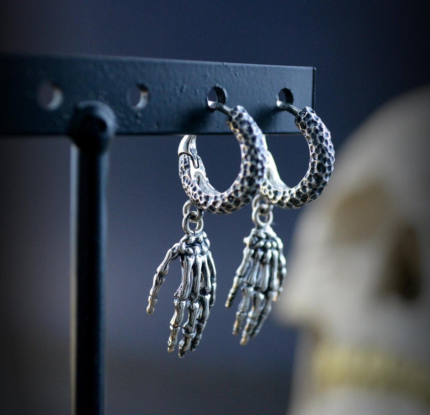 Aro con mano esqueleto en plata de ley 925 | Pendiente gótico unisex, joyería alternativa hecha a mano