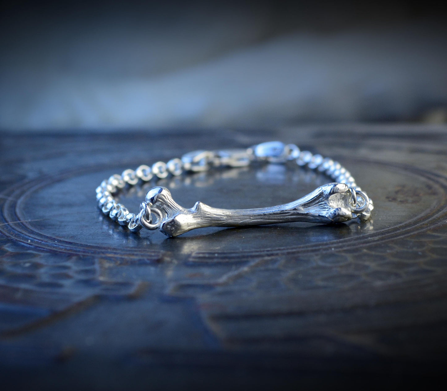Pulsera de plata con fémur pequeño con cadena rolo