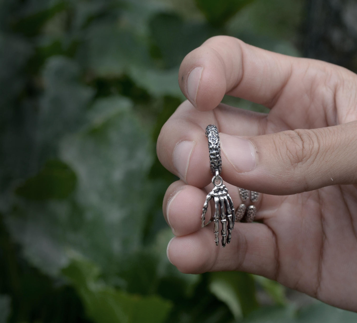 Aro con mano esqueleto en plata de ley 925 | Pendiente gótico unisex, joyería alternativa hecha a mano