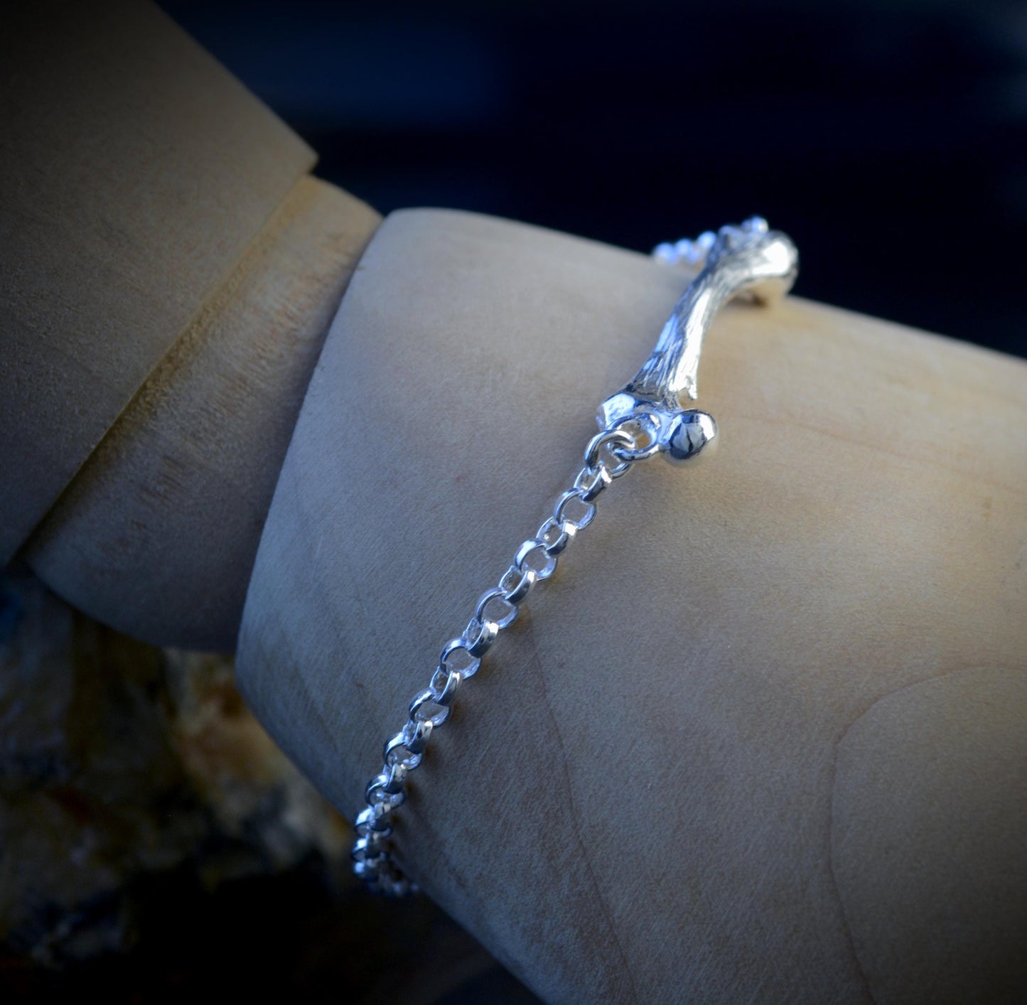 Pulsera de plata con fémur pequeño con cadena rolo