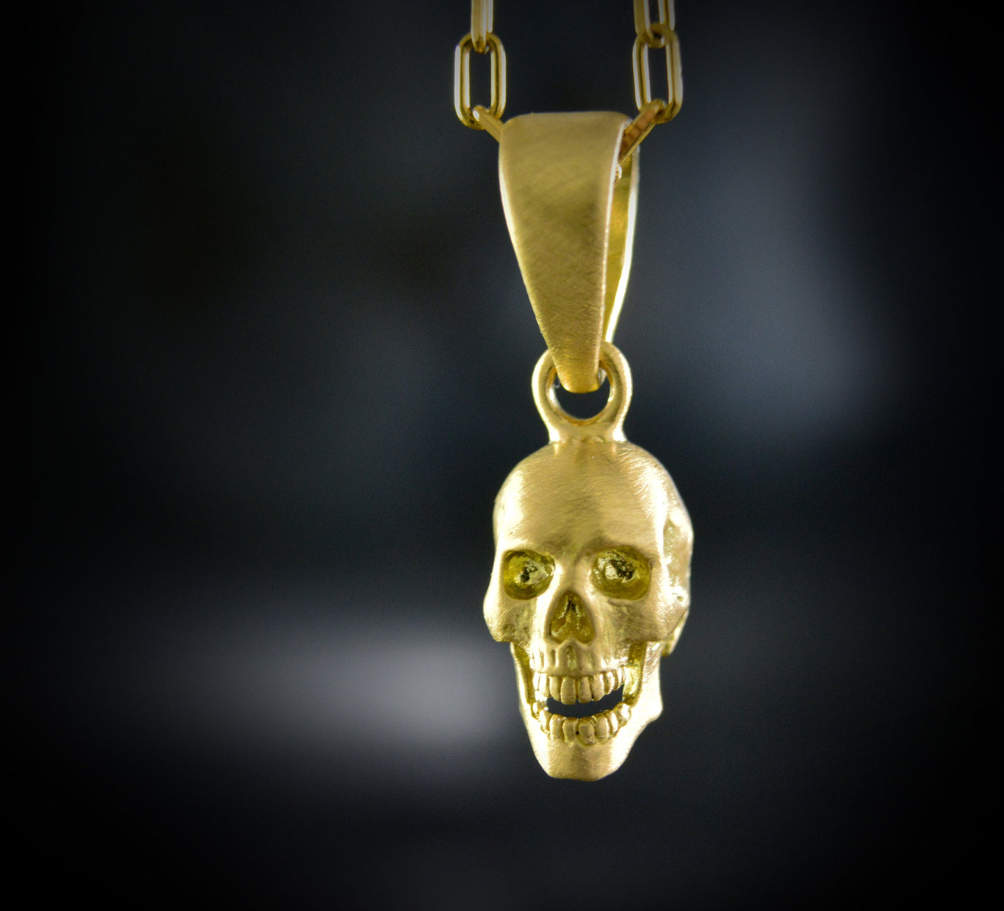 Colgante calavera sonriente de oro, Craneo humano realista hecho a mano en oro de 10k, 14k o 18k
