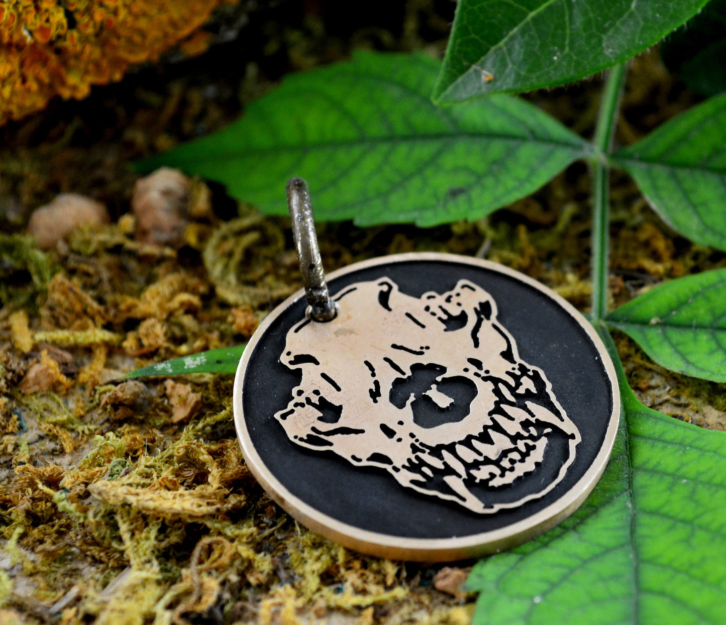 Chapa redonda con calavera de lobo, Nombre y teléfono grabados