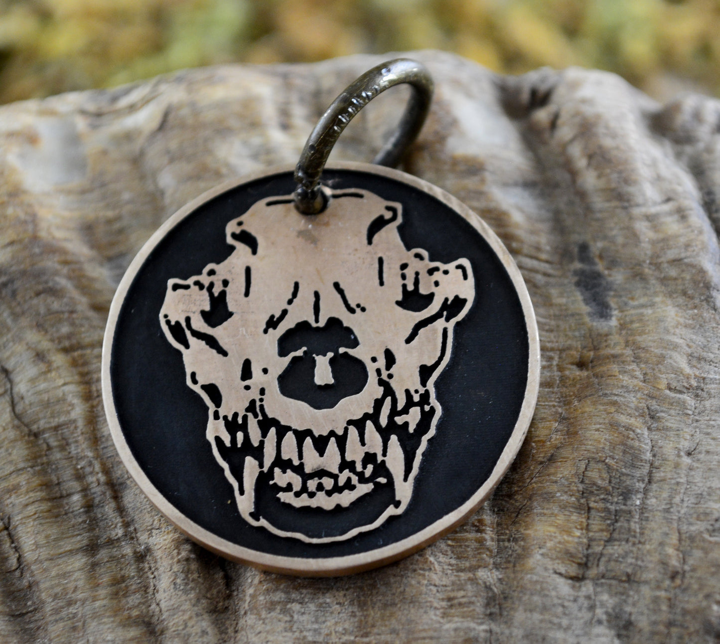 Chapa redonda con calavera de lobo, Nombre y teléfono grabados