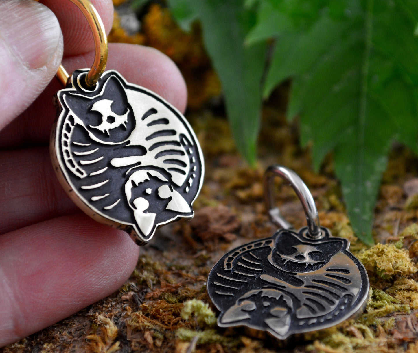 Chapa Ying Yang esqueletos de gatos personalizada con nombre y teléfono