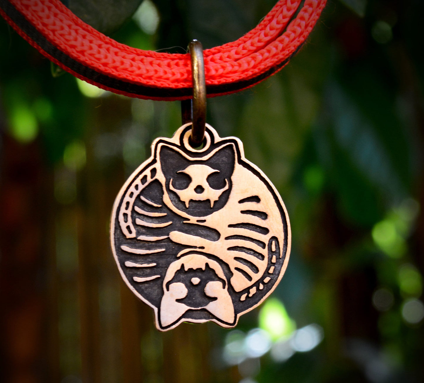 Chapa Ying Yang esqueletos de gatos personalizada con nombre y teléfono