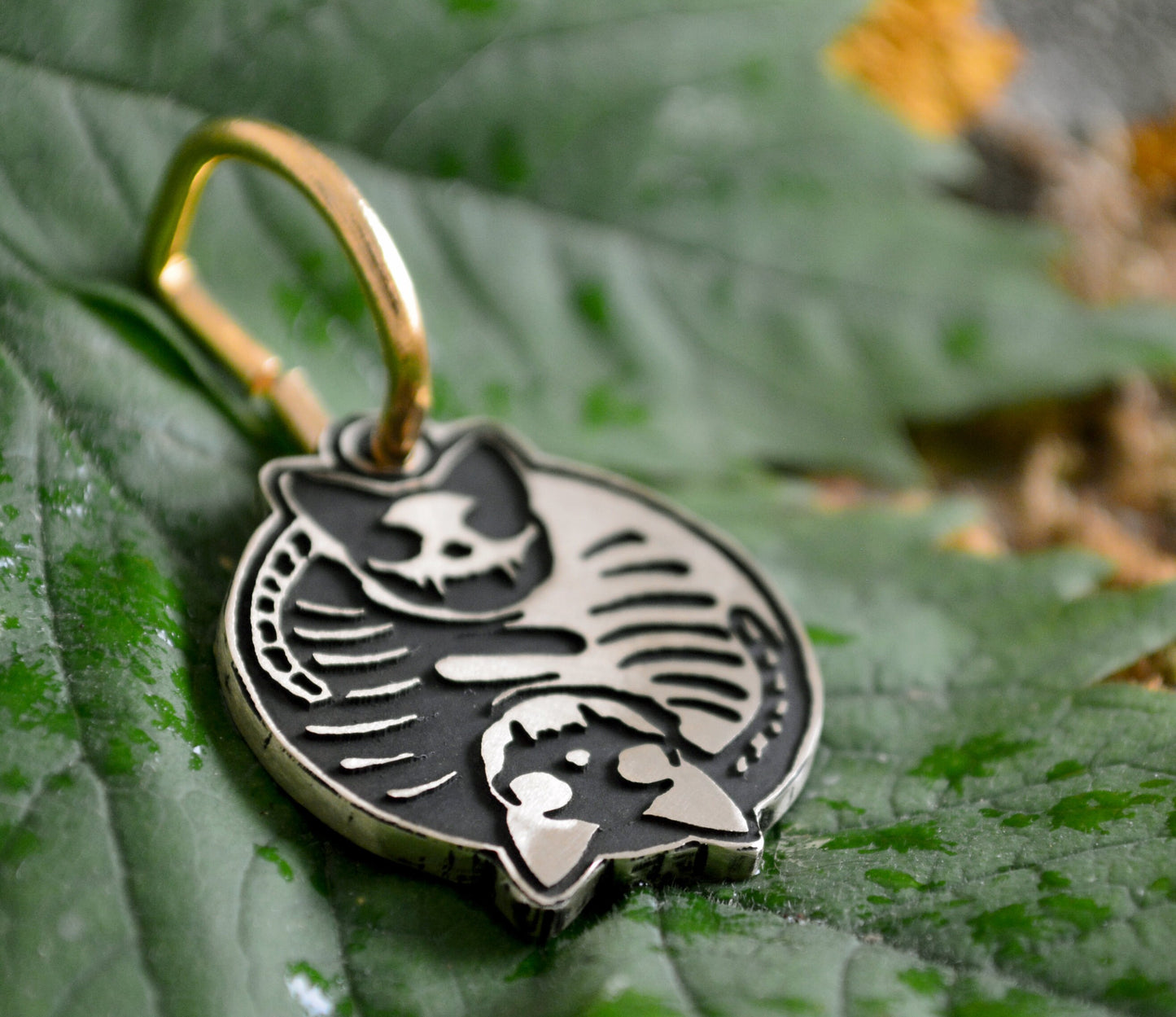 Chapa Ying Yang esqueletos de gatos personalizada con nombre y teléfono