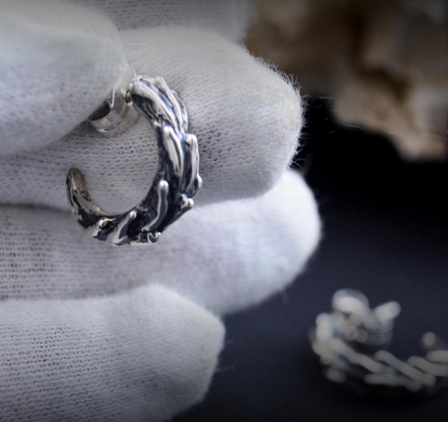 Aro pequeño rústico unisex en plata de ley, Diseño rama de coral hecho a mano