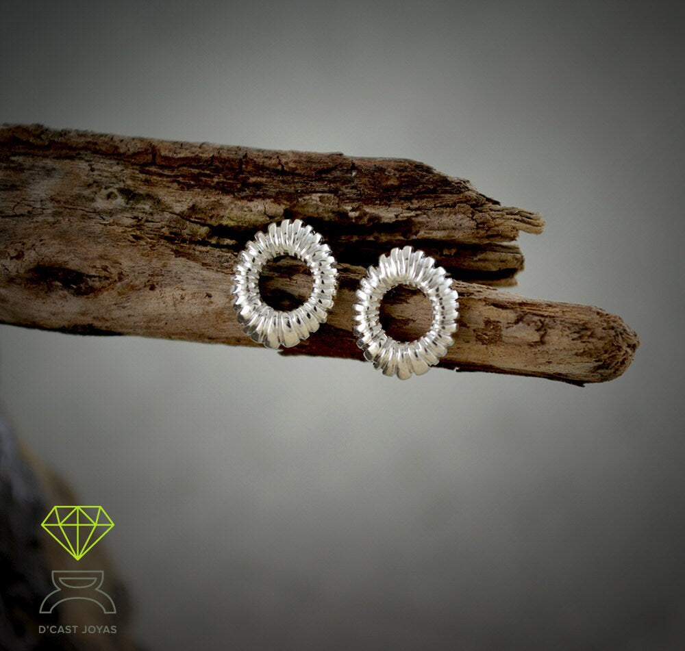 Aro de botón plata 925, Pendiente circulo estigma, Pendientes pequeños plata, Aros pequeños a rayas, Joyería unisex, Pendiente artesanal