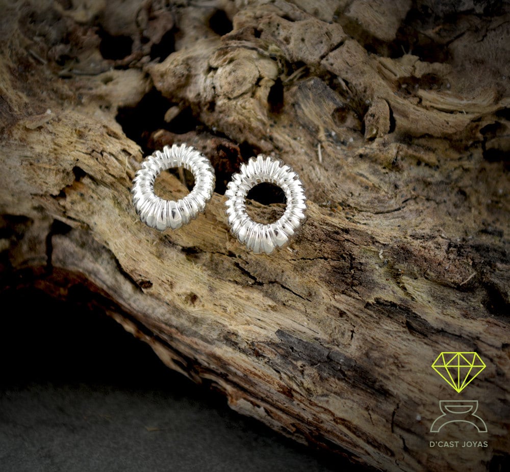 Aro de botón plata 925, Pendiente circulo estigma, Pendientes pequeños plata, Aros pequeños a rayas, Joyería unisex, Pendiente artesanal