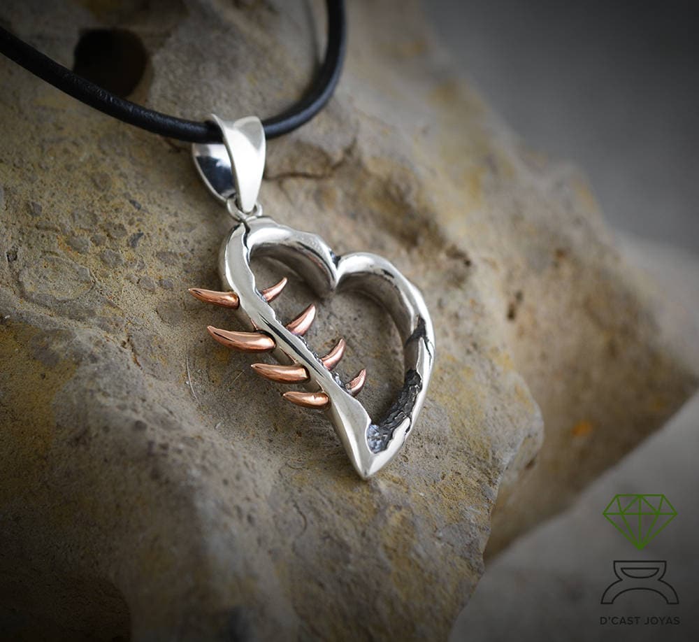 Colgante Corazon espinado, Collar corazón plata maciza y espinas atravesadas en bronce, Collar corazón resquebrajado - D´Cast