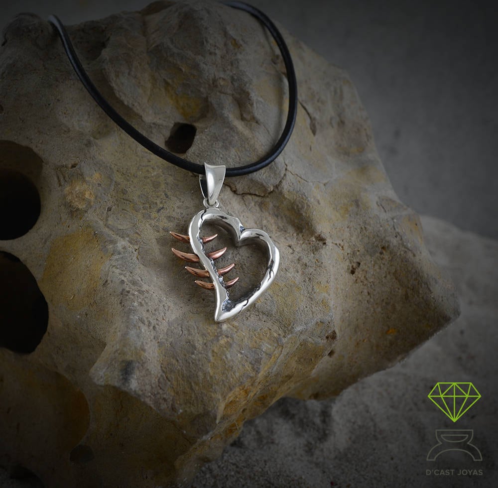 Colgante Corazon espinado, Collar corazón plata maciza y espinas atravesadas en bronce, Collar corazón resquebrajado - D´Cast