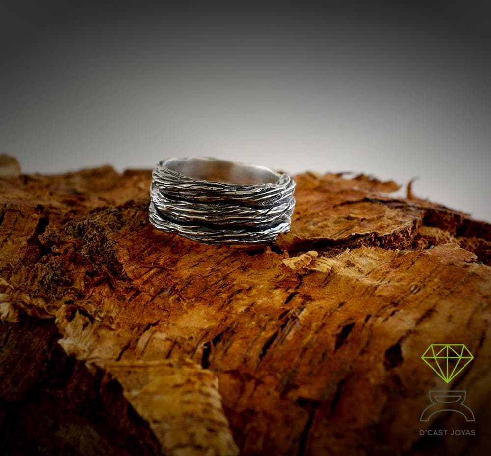 Anillo banda rústico inspirado en la corteza de los árboles