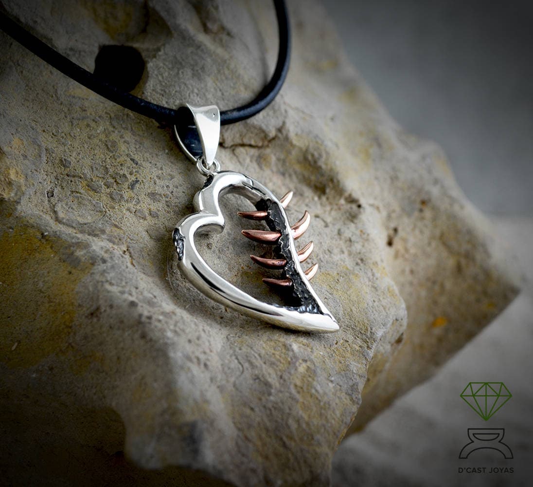 Colgante Corazon espinado, Collar corazón plata maciza y espinas atravesadas en bronce, Collar corazón resquebrajado - D´Cast