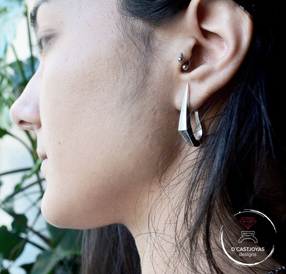 Pendientes daga de plata chapados en rodio negro y textura martillada ,Pendiente artesanal