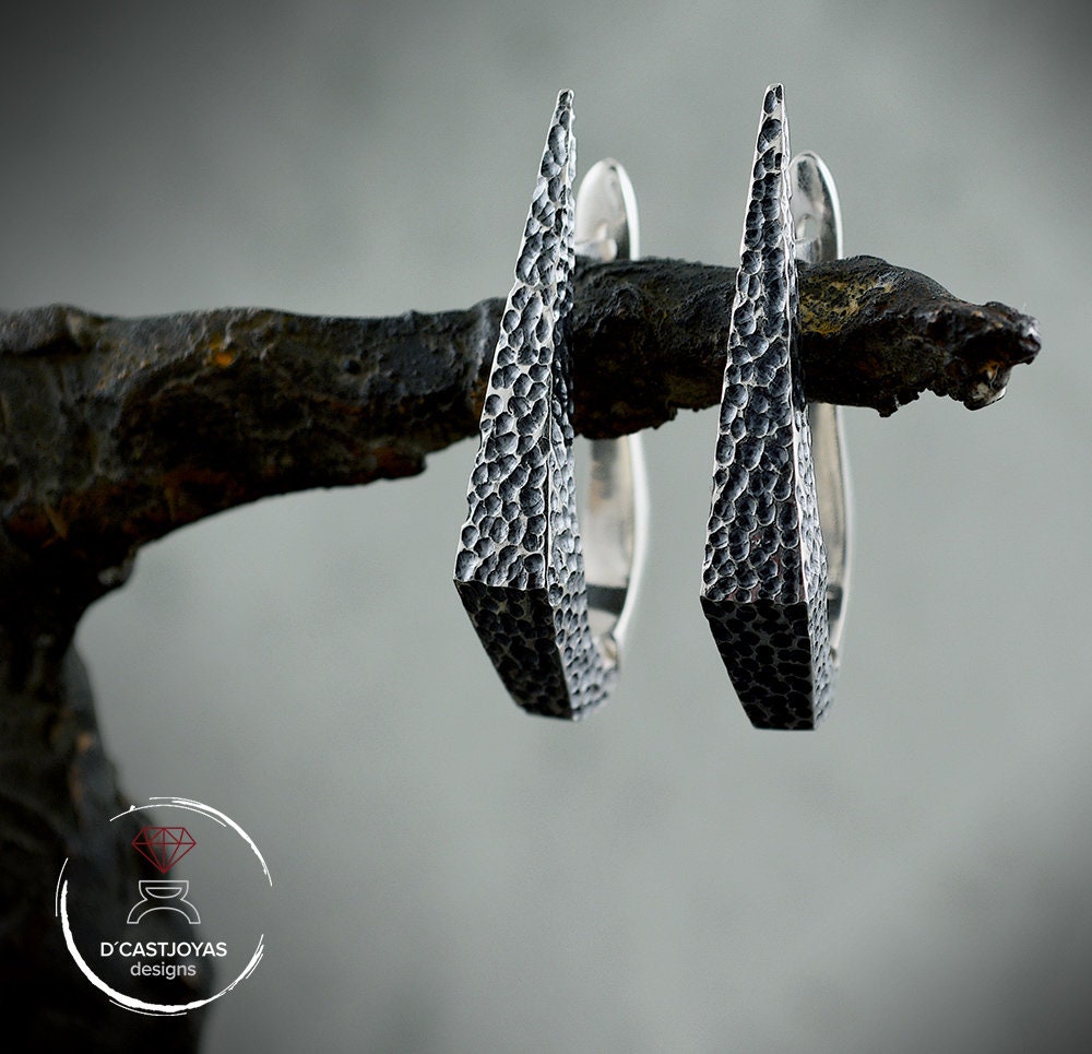 Aros de plata daga piedra ,Pendiente artesanal, Pendientes garfio de plata 925, Joyeria Punk, Joyeria contemporánea, Novia gótica - D´Cast