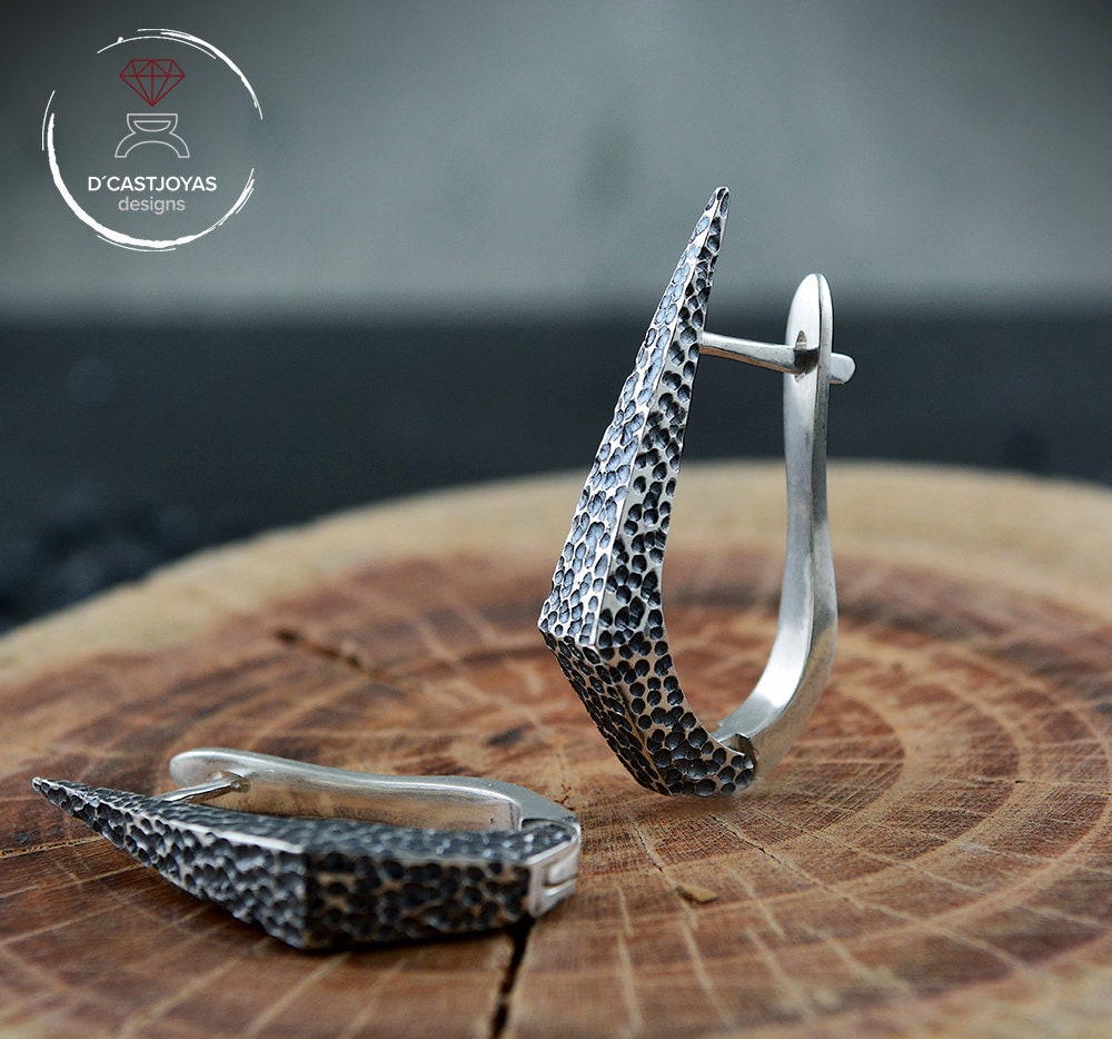 Aros de plata daga piedra ,Pendiente artesanal, Pendientes garfio de plata 925, Joyeria Punk, Joyeria contemporánea, Novia gótica - D´Cast
