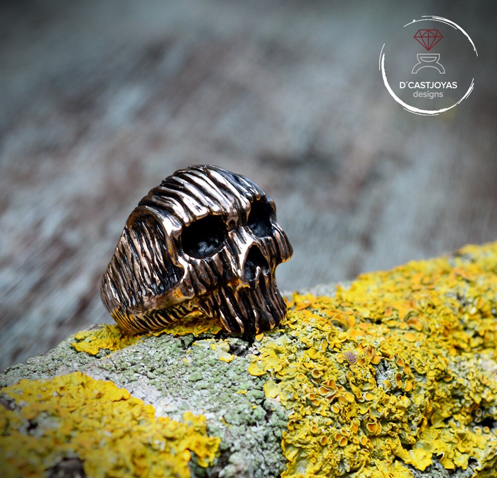 Anillo Calavera bronce macizo, Anillo Texturas corteza de árbol, Anillo calavera del bosque, Joyería para Hombre, Hecho a mano, Memento Mori - D´Cast