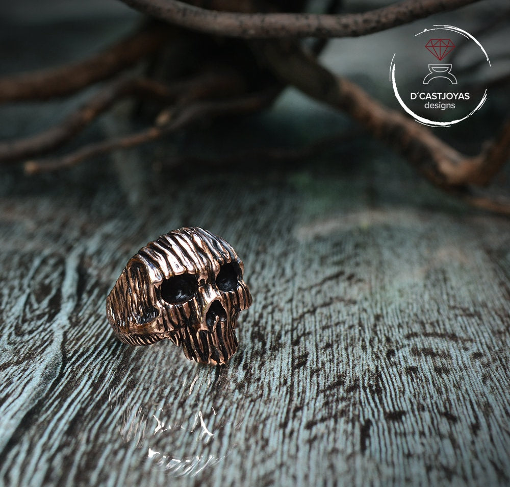 Anillo Calavera bronce macizo, Anillo Texturas corteza de árbol, Anillo calavera del bosque, Joyería para Hombre, Hecho a mano, Memento Mori - D´Cast