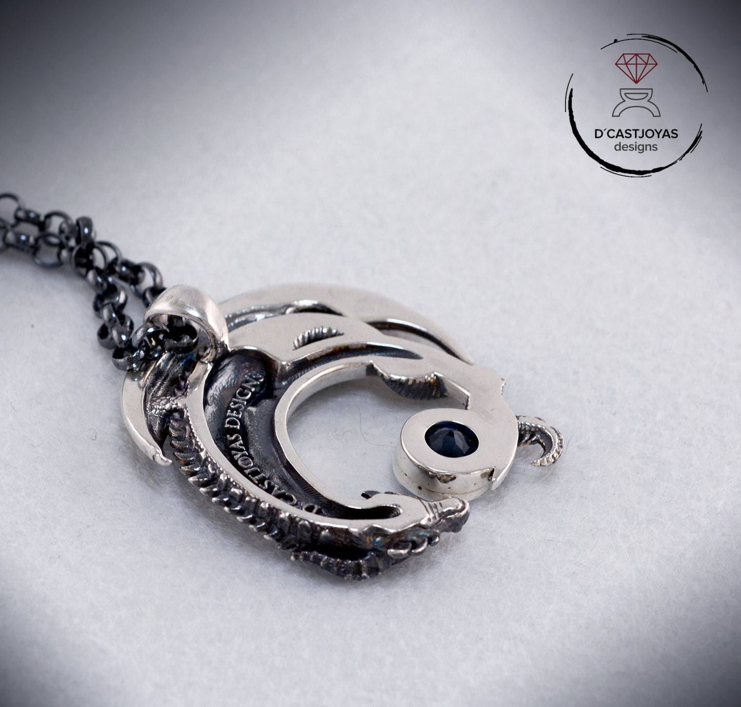 Colgante de plata dragón con topacio natural azul, Dragon de la Media Luna - D´Cast