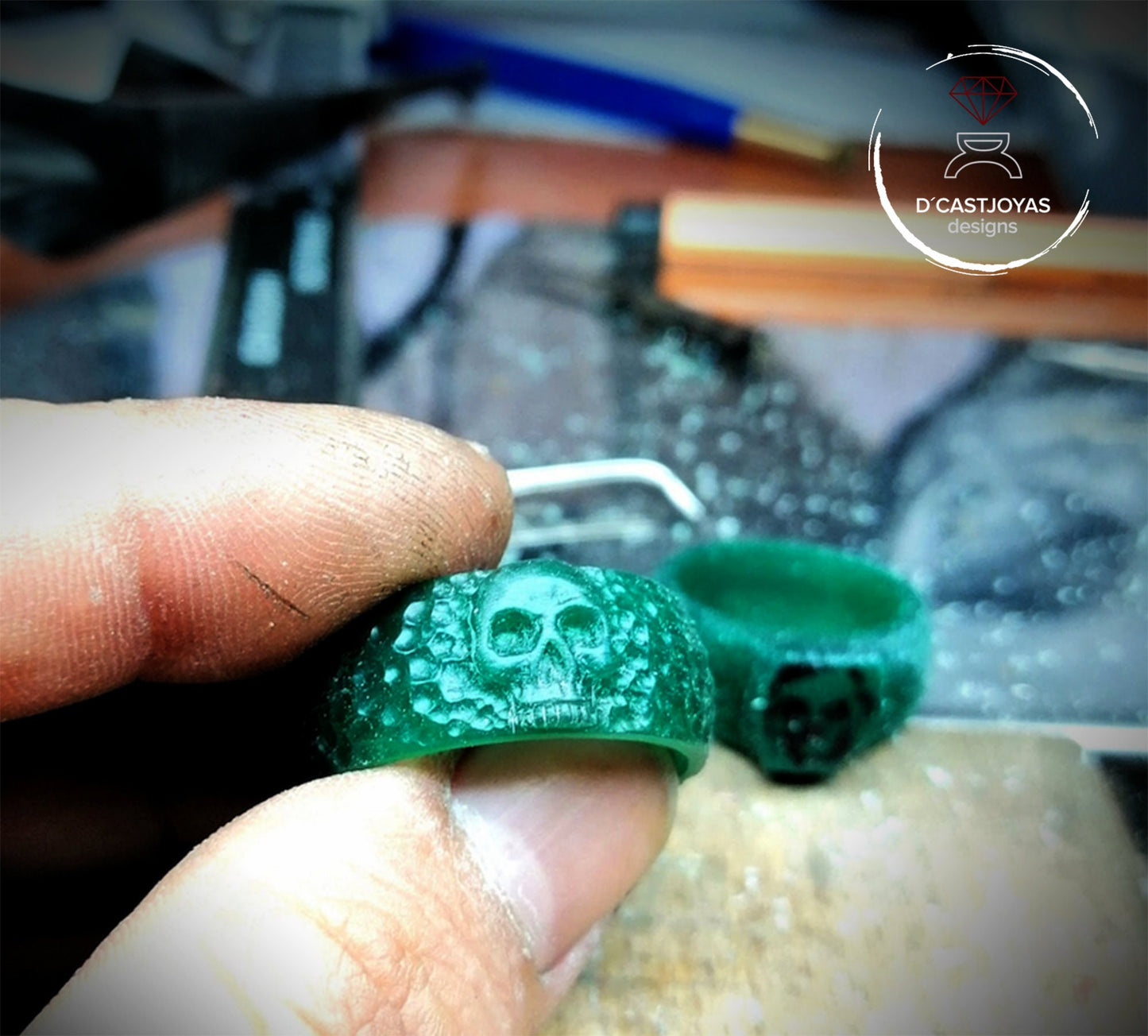 Anillo banda martillada con calavera
