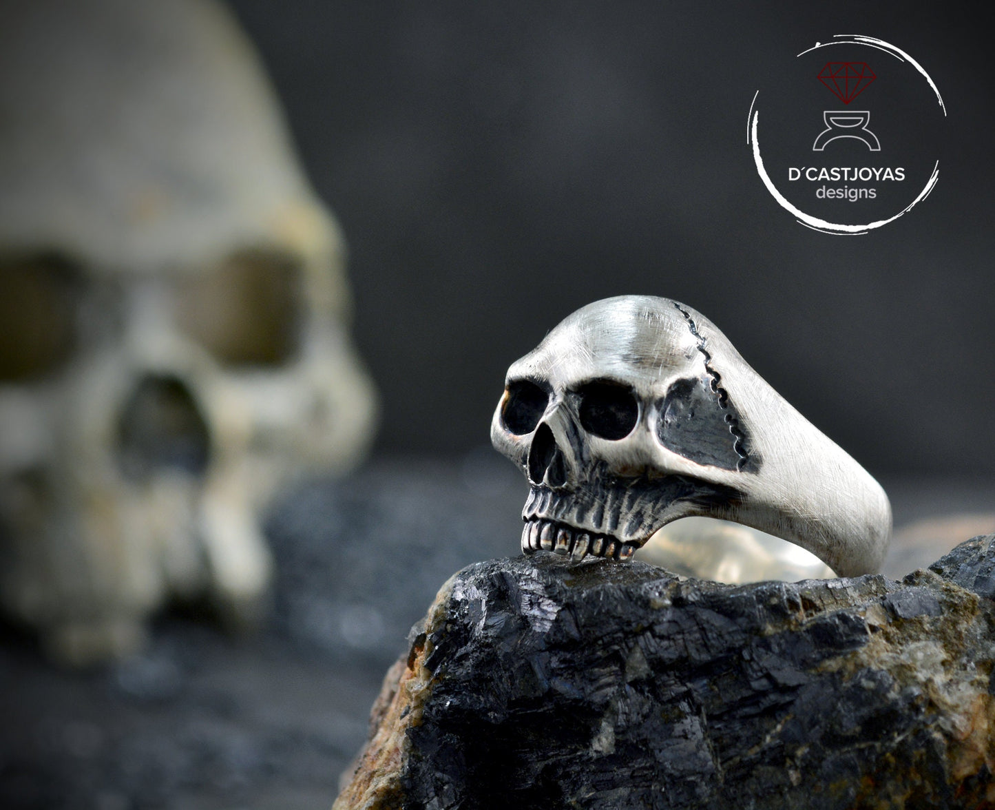 Anillo de pequeña calavera sin mandíbula