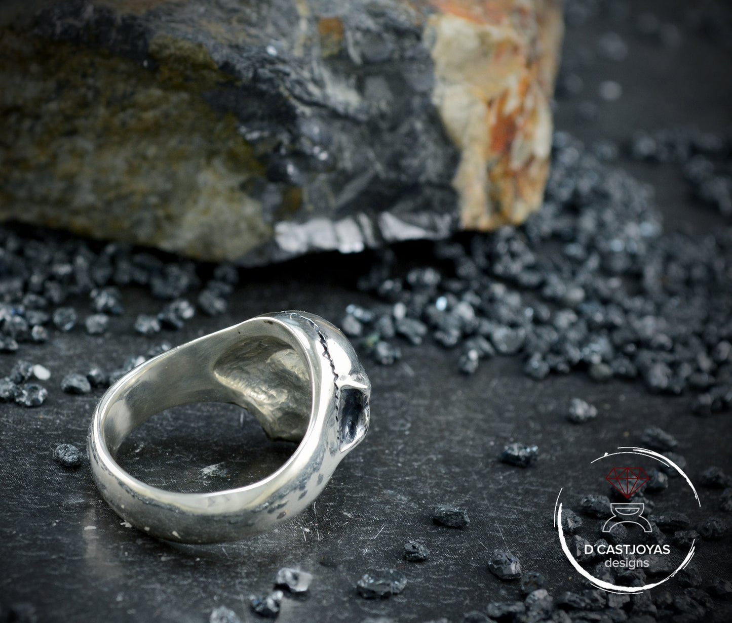 Anillo de pequeña calavera sin mandíbula
