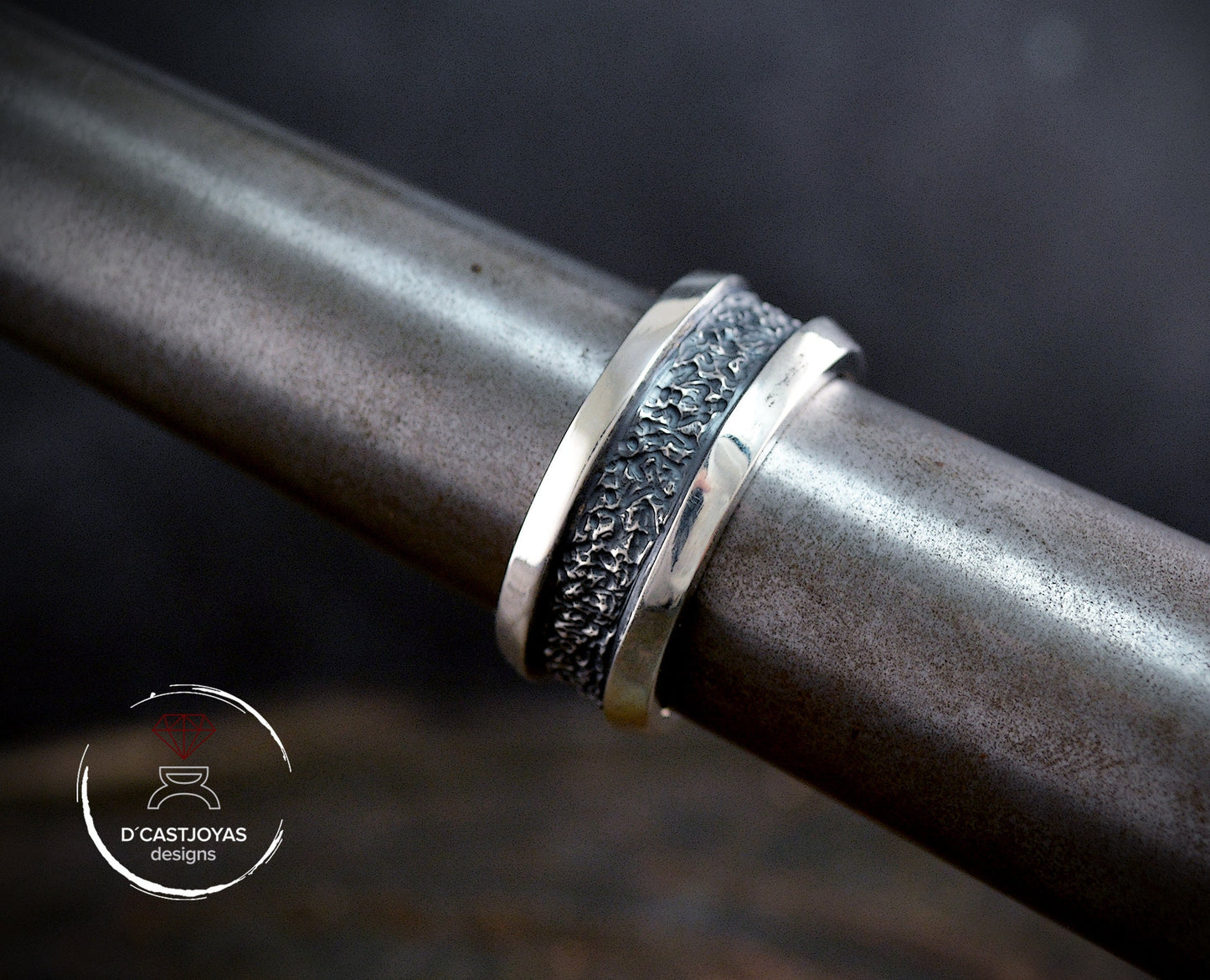Anillo rústico plata 925 con texturas martilladas, Anillo boda hombre, Joyería contemporánea, Anillo estilo urbano, Anillo artesanal - D´Cast