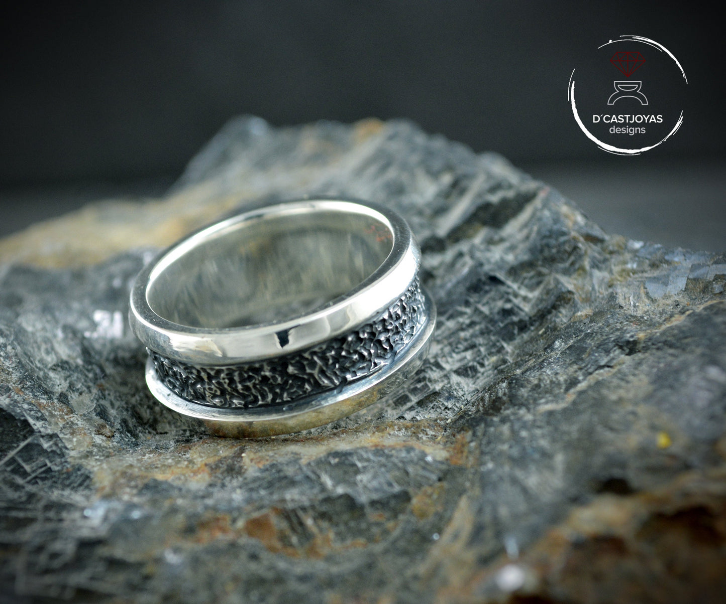 Anillo rústico plata 925 con texturas martilladas, Anillo boda hombre, Joyería contemporánea, Anillo estilo urbano, Anillo artesanal - D´Cast