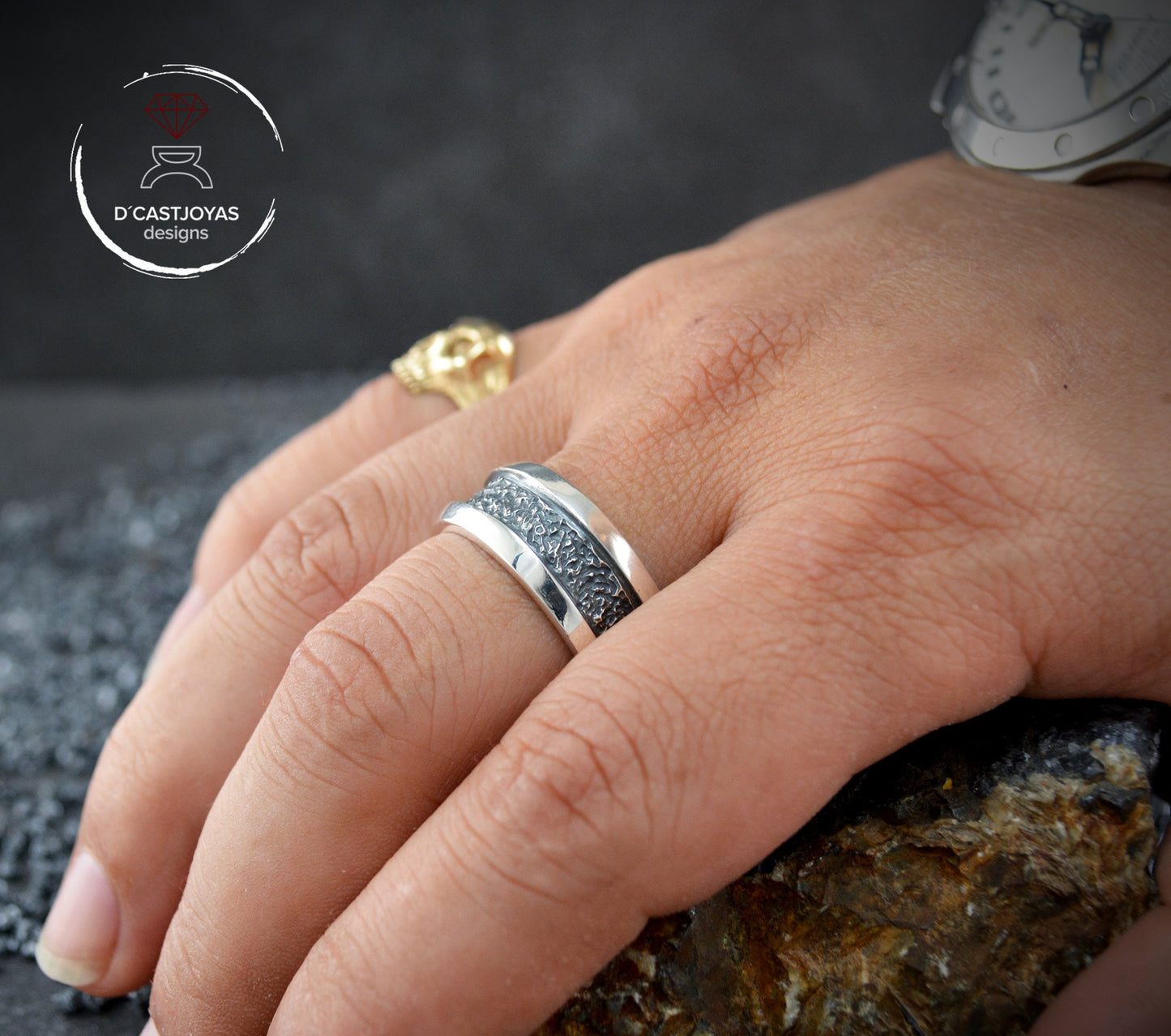 Anillo rústico plata 925 con texturas martilladas, Anillo boda hombre, Joyería contemporánea, Anillo estilo urbano, Anillo artesanal - D´Cast