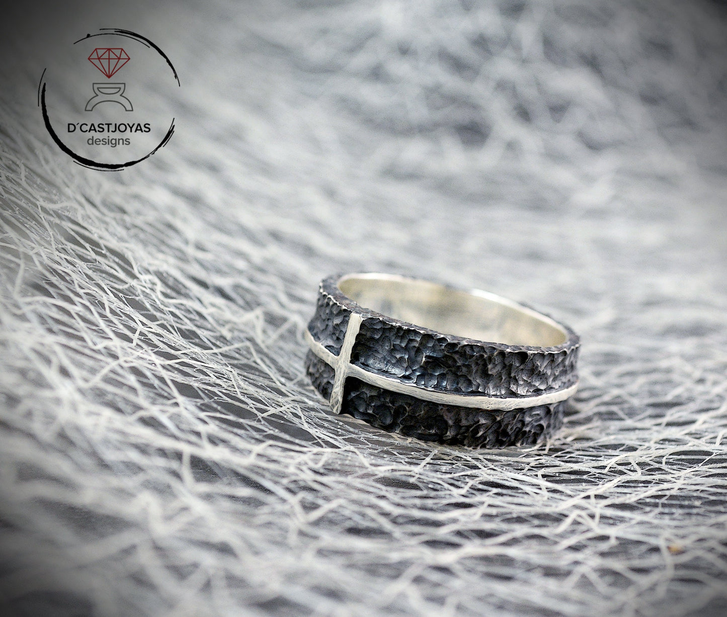 Banda rústica martillada plata 925, Banda de boda ancha martillada con cruz, Alianza hombre, Alianza artesanal, Regalo de Navidad genial