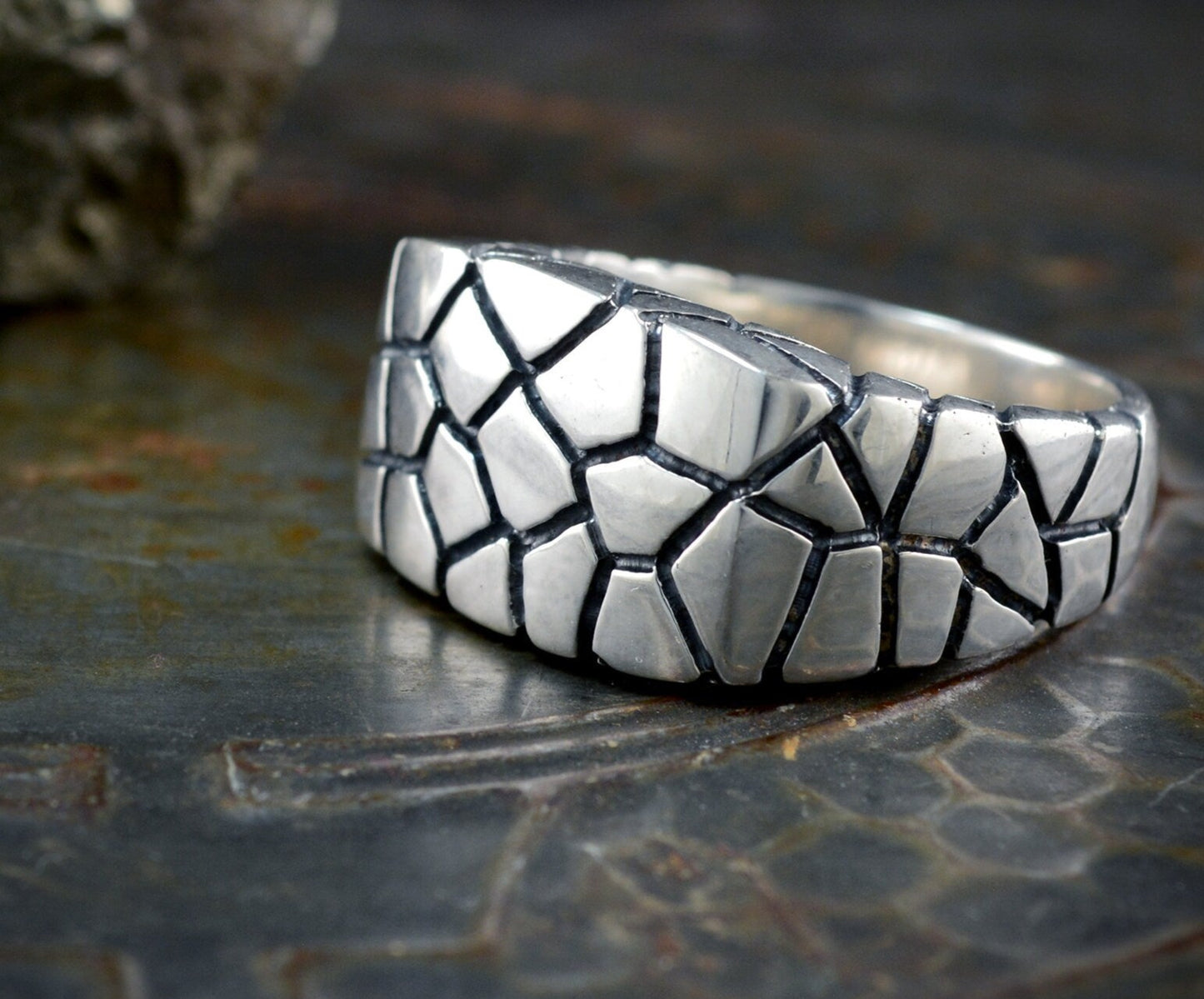 Anillo sello cuadrado plata con texturas agrietadas, Joyería contemporánea - D´Cast