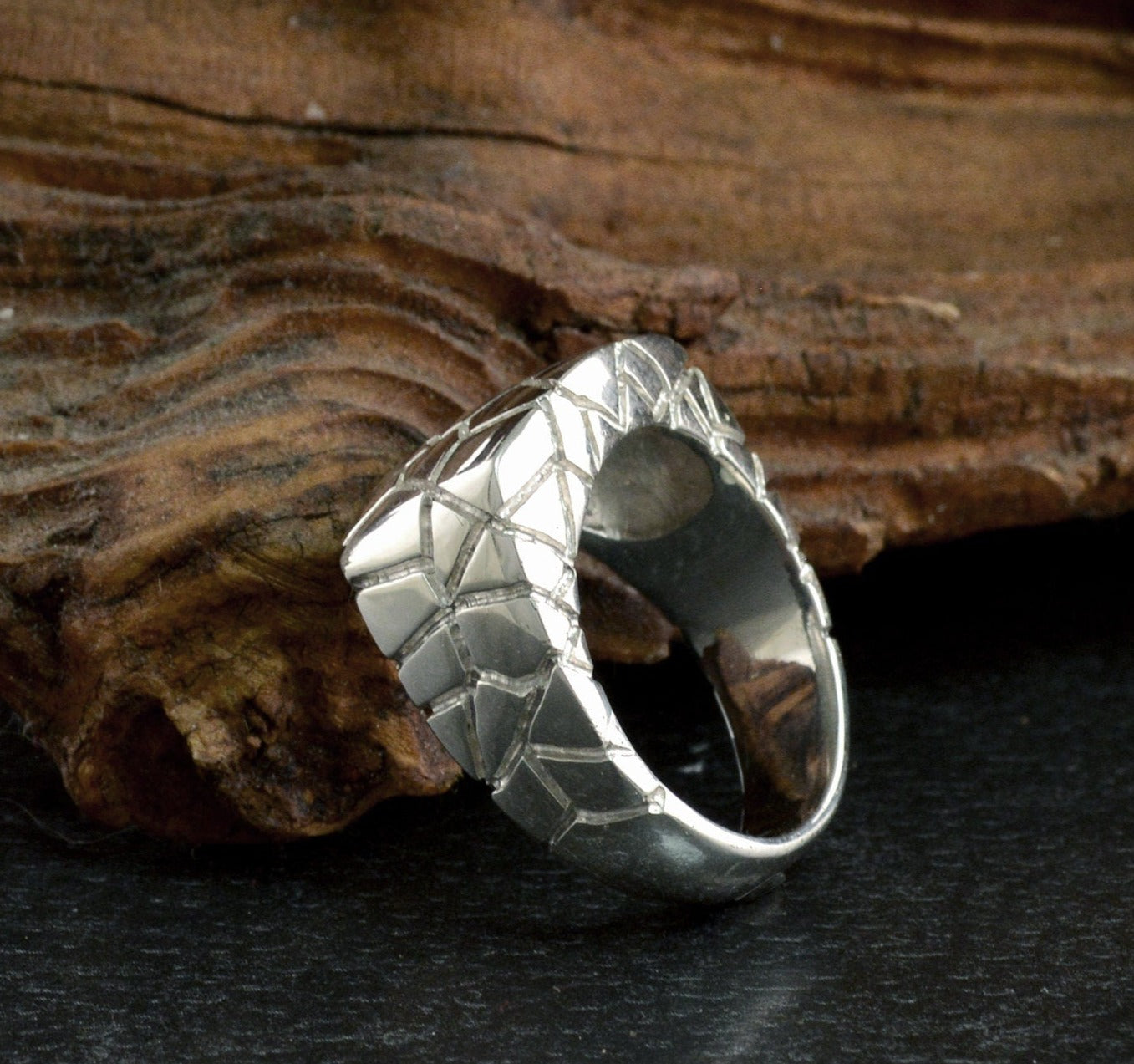 Anillo sello cuadrado plata con texturas agrietadas, Joyería contemporánea - D´Cast